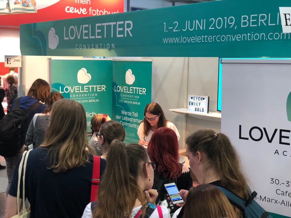 Signierstunde auf der LBM 2019 am Stand der LLC